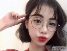 单词扣的甜美和古董设计带来了女性的