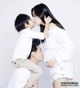 双胞胎女儿在车里玩，第二个孩子在后