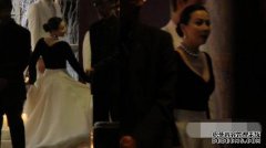 刘嘉玲在丈夫和朋友的陪同下很豪华，