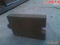 包括加仓在内的古砖，含有几行文字，