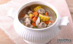 冬天，你应该采取玉米和胡萝卜排骨汤