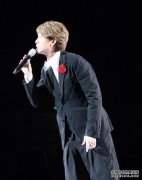 准备一个新计划！白头发和黄紫色的退