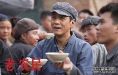 在农村宴会上，很多人还没有吃饭，农