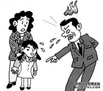 大学生抱怨他的父亲要求他的支持被拒