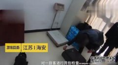 在男性火车上，他偷走了他的“前女友
