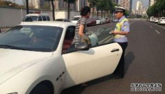 女司机的心脏停止制动手刹，汽车滑入