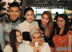 女孩的女儿吉莉安的婚礼游戏是一个豪