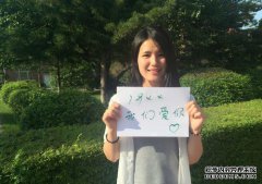 学校姐妹在为男朋友争吵的同时，雪梅