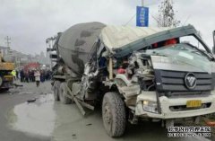 广州海印大桥突然发生车祸，两辆车与