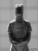 对恐怖分子战士和马匹中发现的三种“