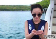 张萌离开海滩时的美貌，他的身体凸出