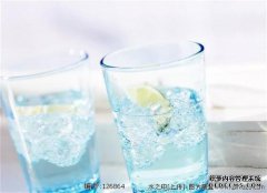 早上喝第一杯水的方式是健康的。