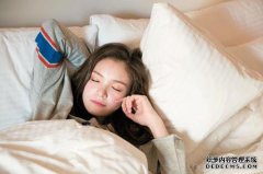 患有不愉快肝脏的人在睡前一小时做这