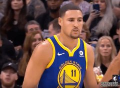 湖人球迷在红土场上大喊大叫，电话回