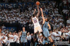 杜兰特湖人队跑了28米，迈出了一大步。