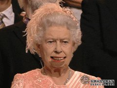 母亲让宝宝吃蔬菜，但宝宝看起来像一