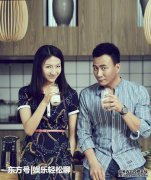 胡军拍了一张机场照片，他的女儿正在