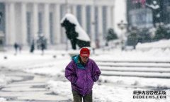 美国至少有21人在寒冷的日子里死亡，气