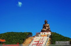 金鼎佛景壮观，游客来到这里。热闹的