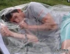 该男子死于真空环境并进入实验。空气