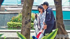 霍启刚帮助她的婆婆在街上收集能量，