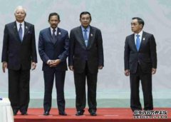 指导老师和孩子的照片：男爵身高足以