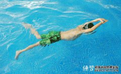 22名儿童蹲在手臂一侧，抬起一只手臂的