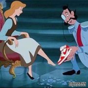 女孩说我可以踩你的吻吻你吗？我可以