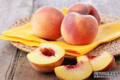 今天我吃桃子时吃了一个鸡蛋。