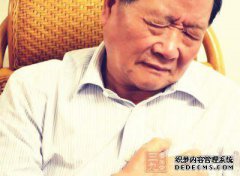 在被外界的感官和声音刺激后，胸部被