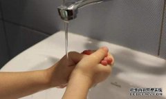 孩子们总是在午夜挠挠屁股，摆脱白色