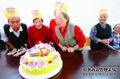 Baibuting社区的一名70岁男子的农历新年生