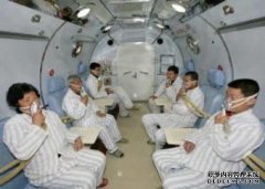 去年，高压氧舱吸入氧气，我的左耳受